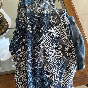 I am selling one size lularoe leggings excellent condition, never worn